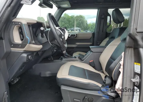 2022 Ford Bronco Base z USA, uszkodzony, nr VIN 1FMEE5DP7NLA72181